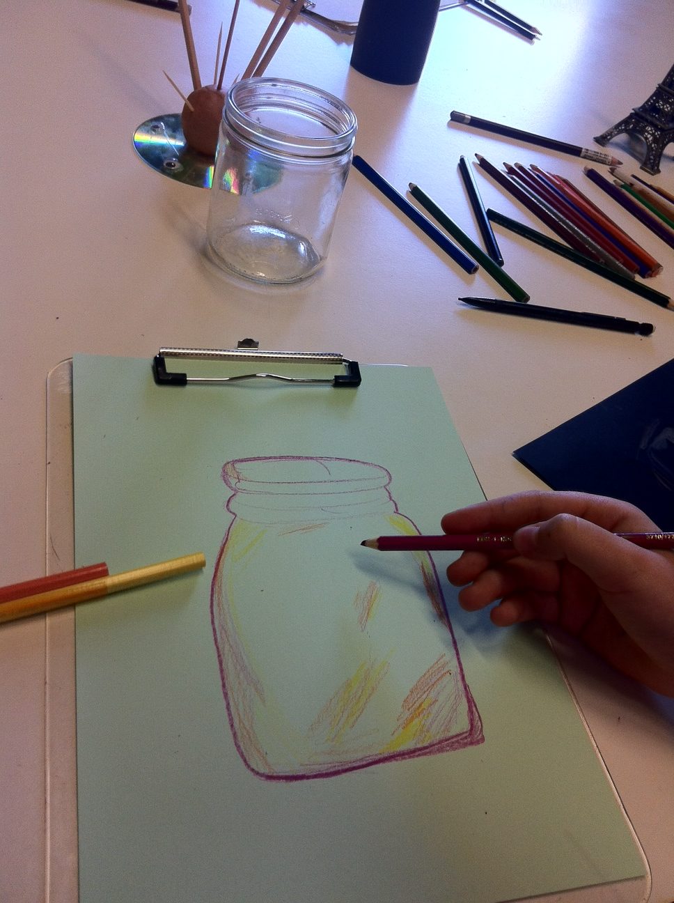Atelier dessin- utiliser le crayon blanc ou trois couleurs